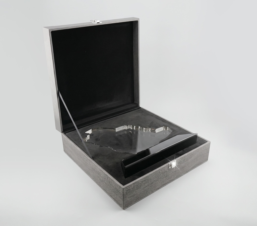 SAUDI MAP CRYSTAL in the Shape of the Saudi Arabia Map, made in high-quality clear crystal on sleek black base. An elegant piece ideal for awards, official recognition, and national occasions, with branding options available.